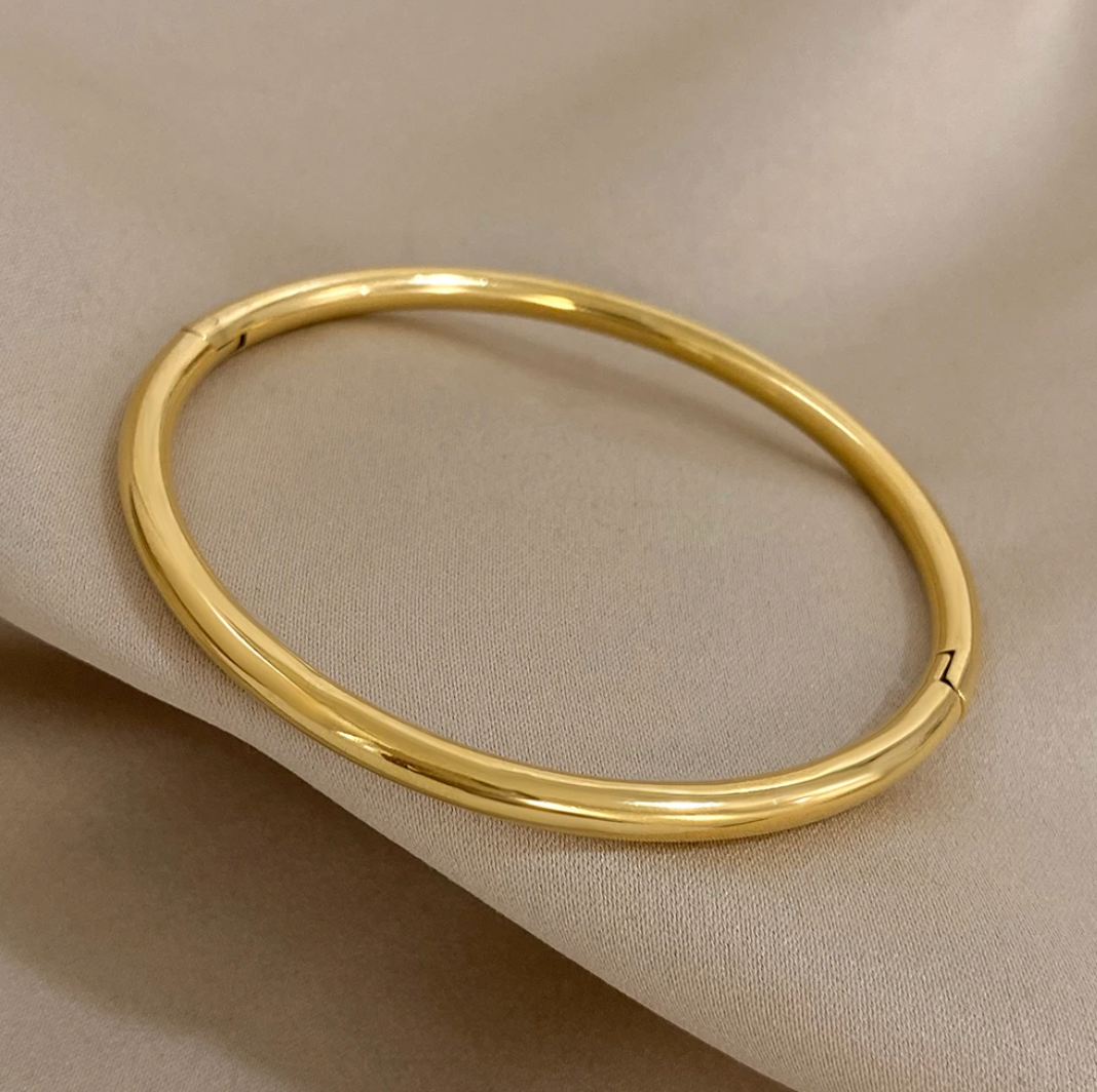 Closed thick 18-carat gold-plated bracelet