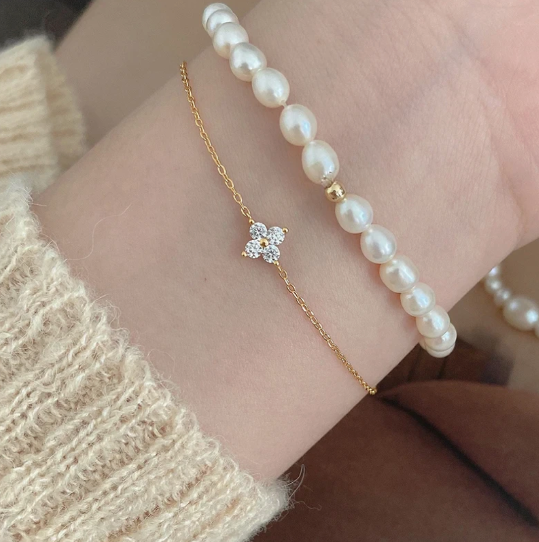 Fine 18-carat gold-plated small flower bracelet with zirconias