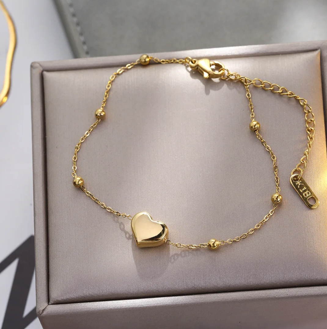 18-carat gold-plated bracelet with a unique solid heart and pearls