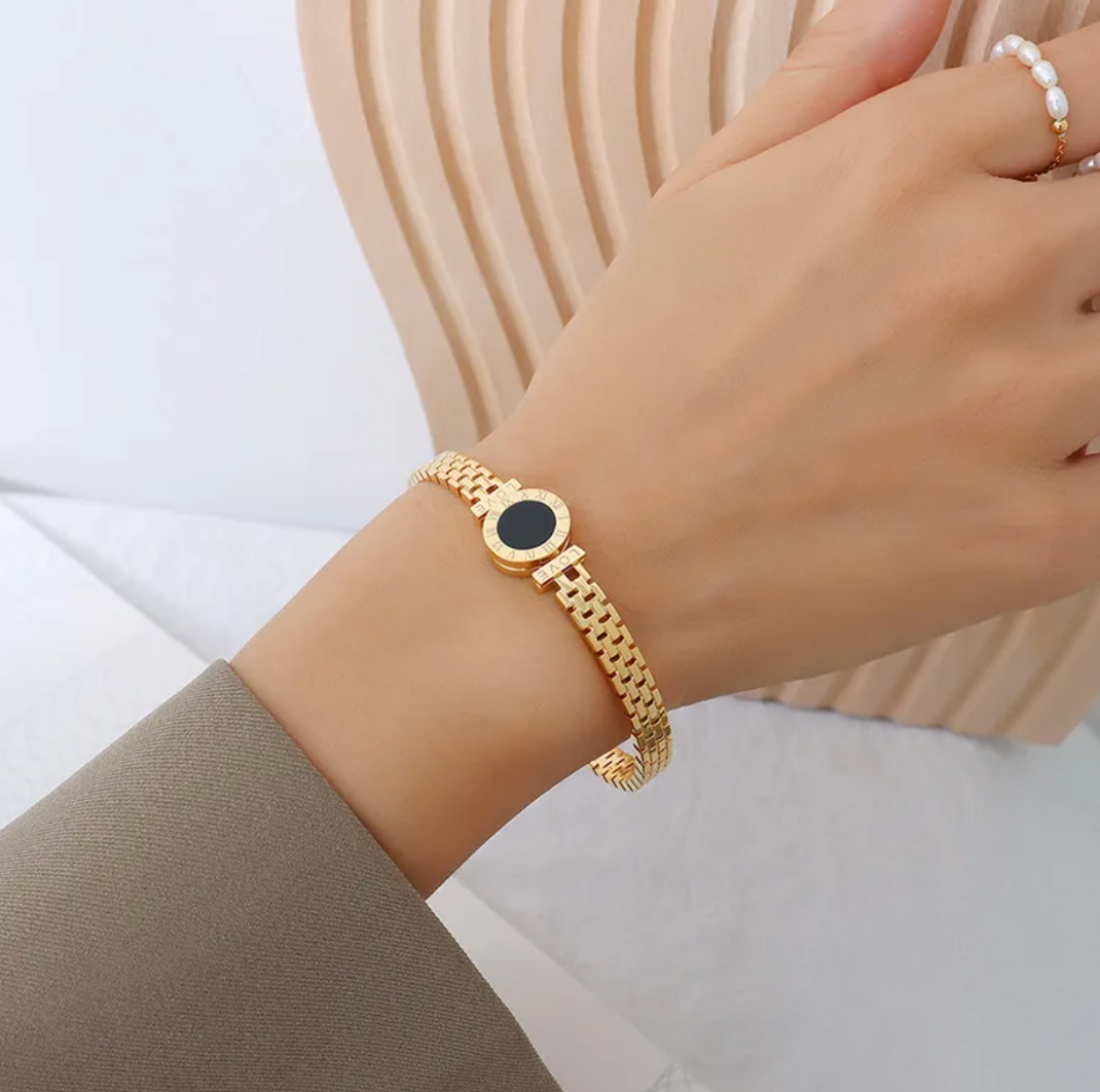 Elegant 18-carat gold-plated love bracelet