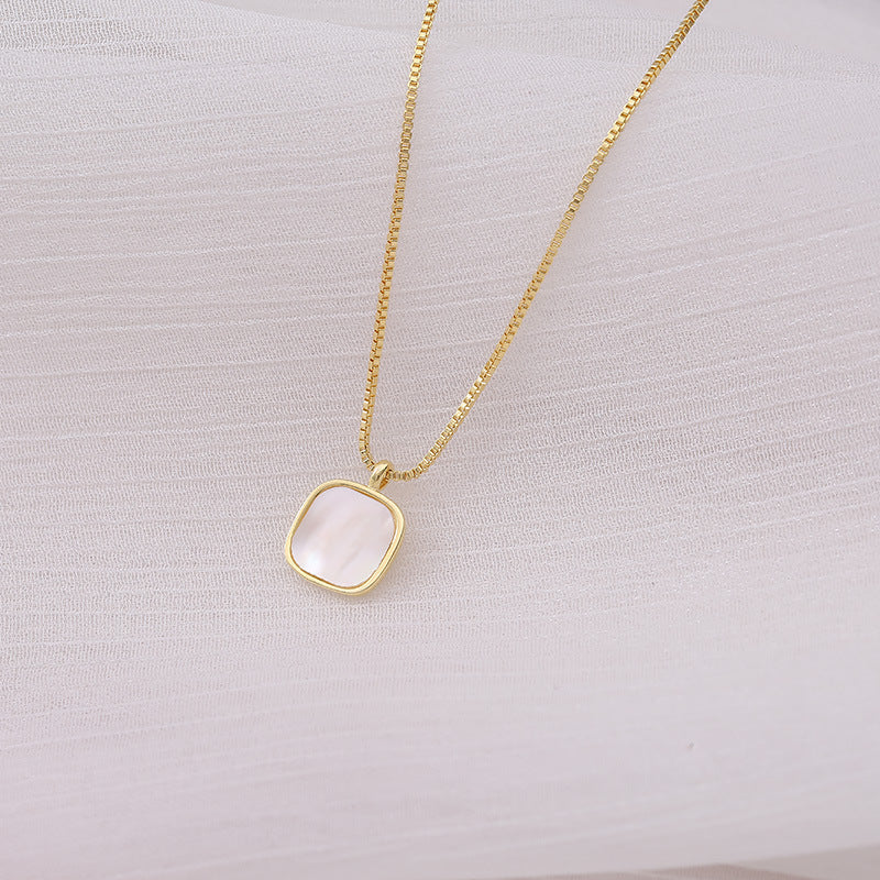 Sophie pearl necklace with golden chain