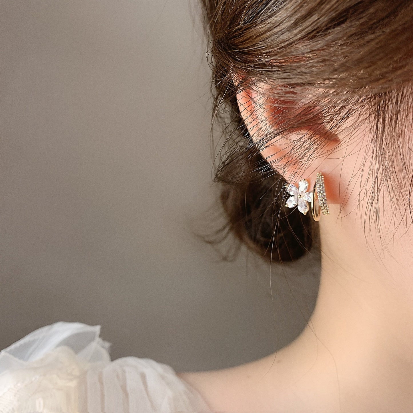 Gold floral earrings with zircon