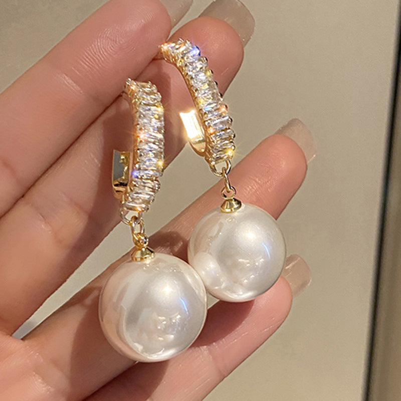 Symmetrical earrings with large precious colored zirconium stones