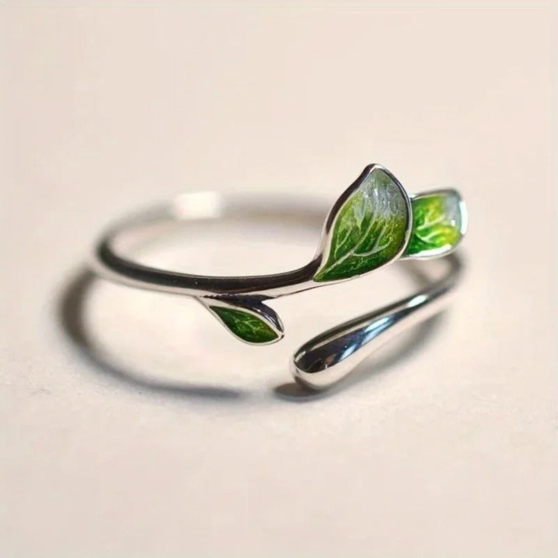 Adjustable enameled leaf-shaped ring with sterling silver 925 plating