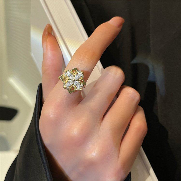 Four-leaf clover spinner ring and necklace set with zircons