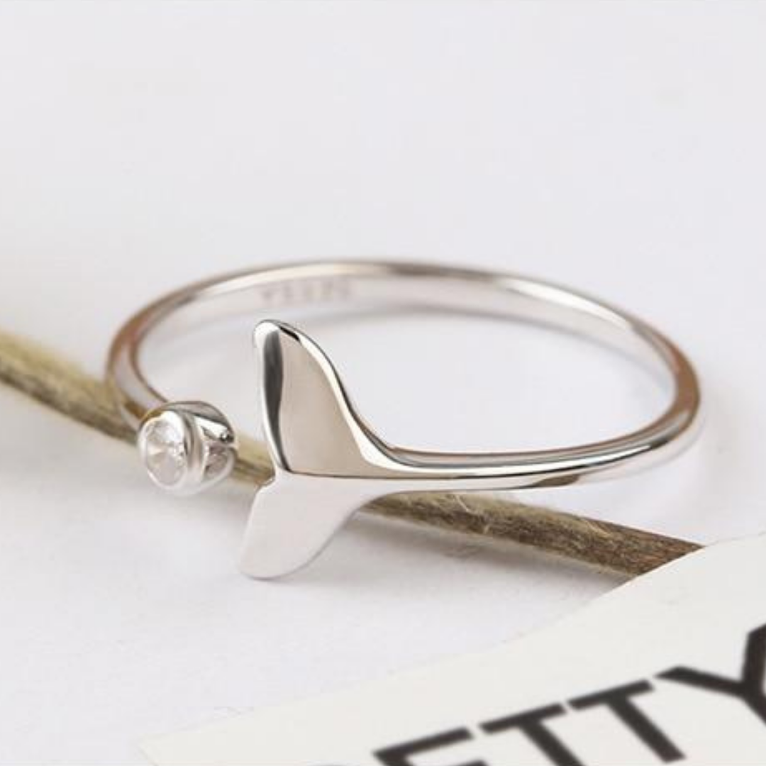 Adjustable 925 silver ring with small zircons and dolphin tail