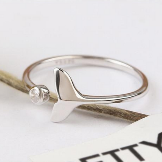 Adjustable 925 silver ring with small zircons and dolphin tail