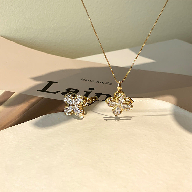 Four-leaf clover spinner ring and necklace set with zircons