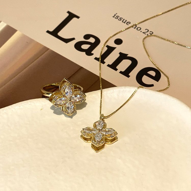 Four-leaf clover spinner ring and necklace set with zircons