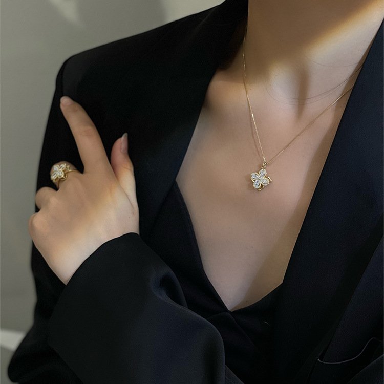 Four-leaf clover spinner ring and necklace set with zircons
