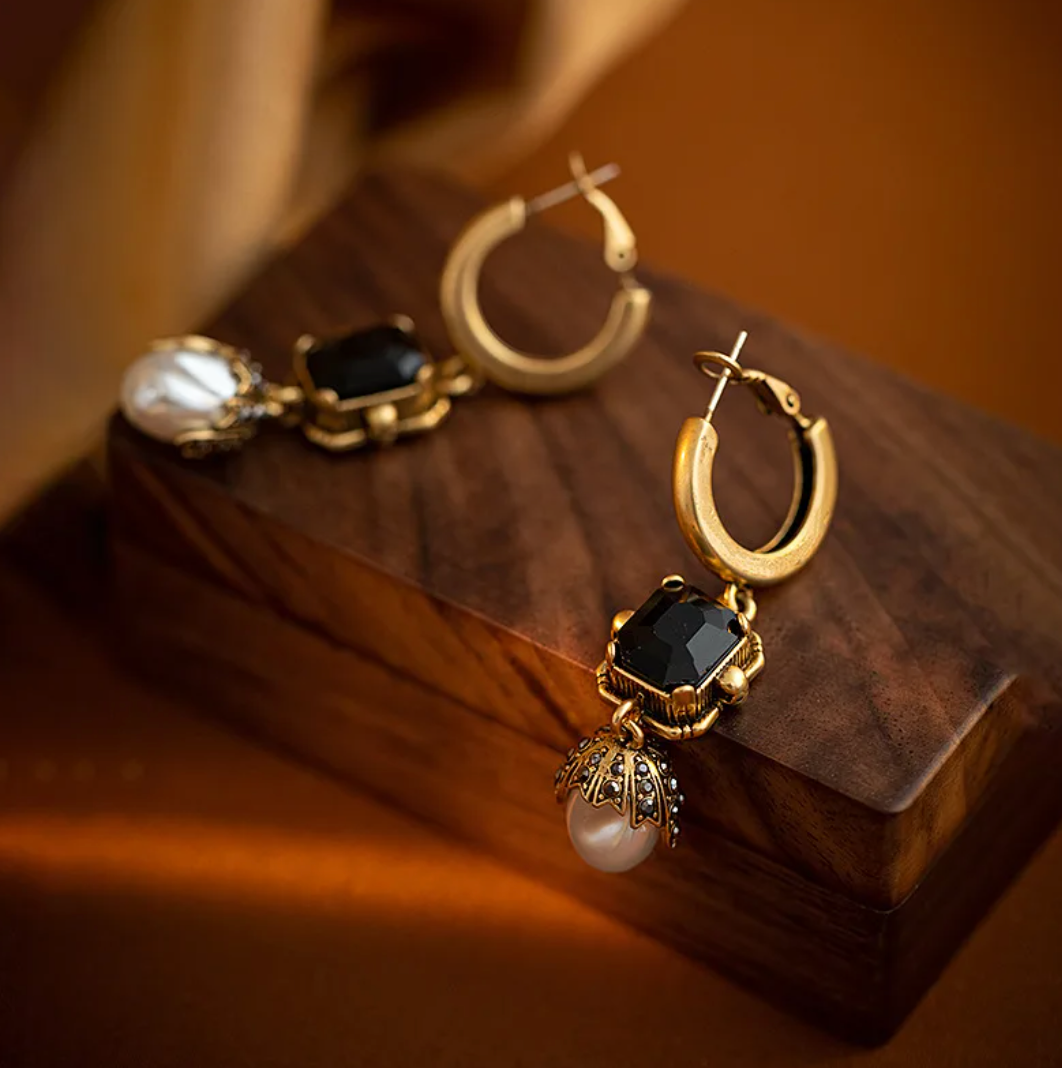 18-carat gold-plated long hoops with pearl and black crystal