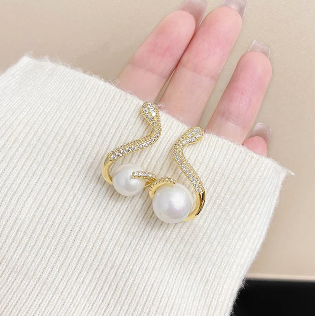 18-carat gold-plated serpent-shaped earrings with pearl