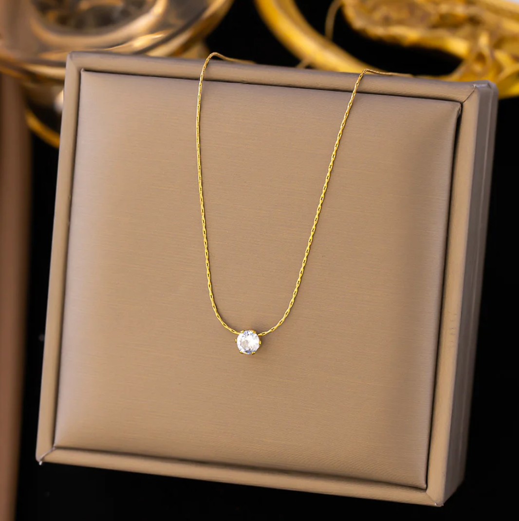 18-carat gold-plated necklace with brilliants