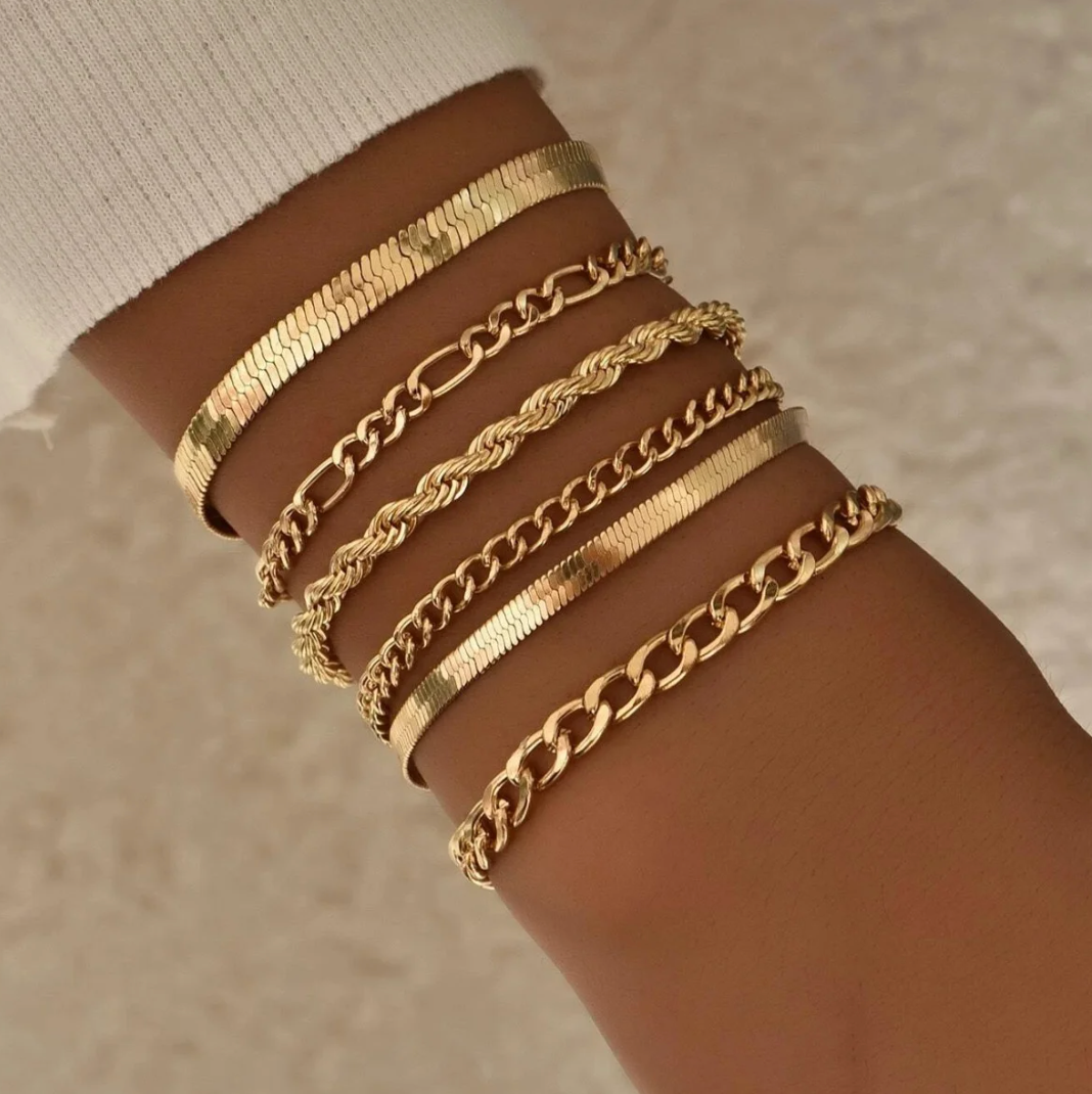 Set of 18-carat gold-plated bracelets with different chain styles