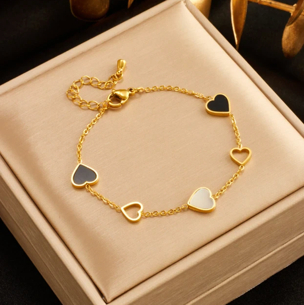18-carat gold-plated bracelet with black and white hearts