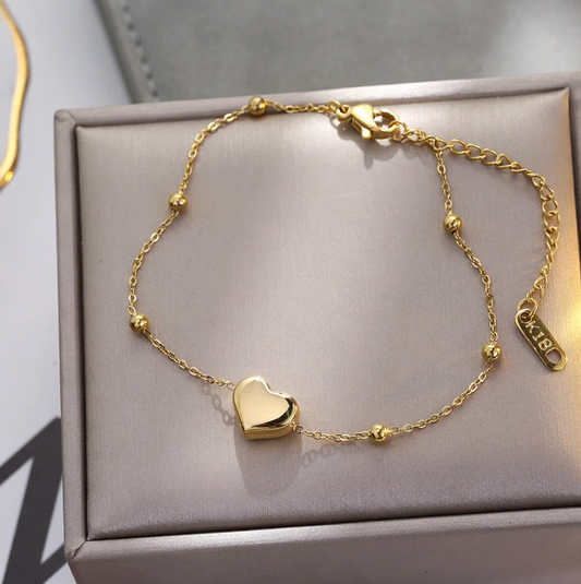 18-carat gold-plated bracelet with a unique solid heart and pearls