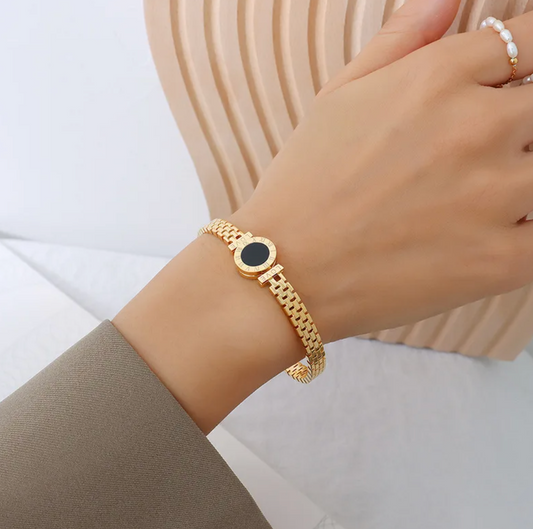 Elegant 18-carat gold-plated love bracelet
