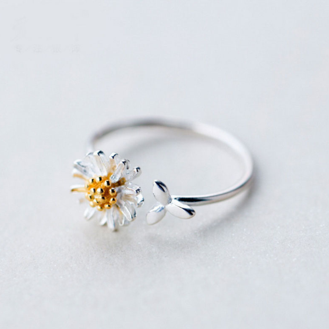 Adjustable 925 silver ring with hand-painted daisy