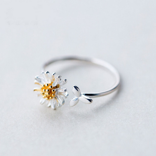 Adjustable 925 silver ring with hand-painted daisy