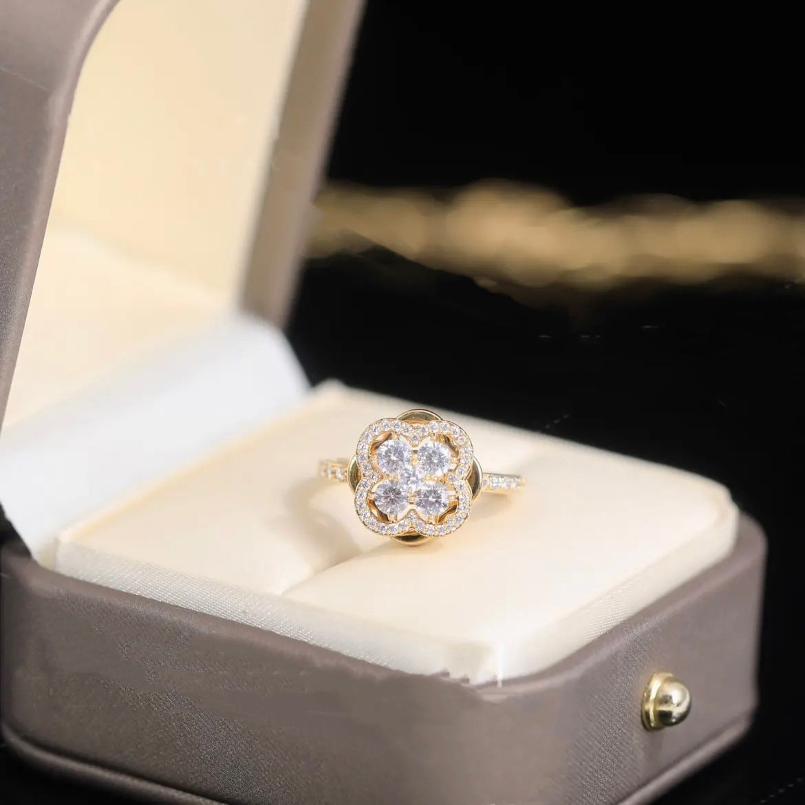 Clover spinner ring with zircons