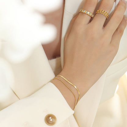 Dara golden geometric pendant