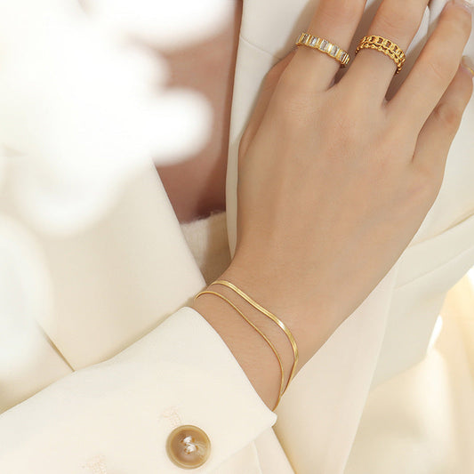 Dara golden geometric pendant