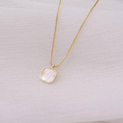 Sophie pearl necklace with golden chain