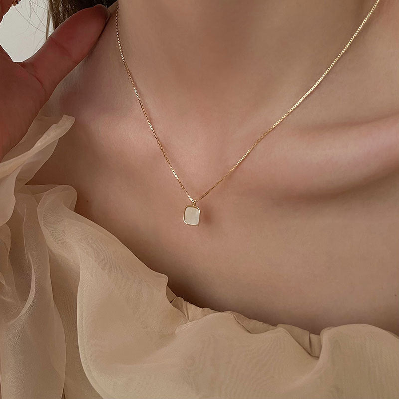 Sophie pearl necklace with golden chain