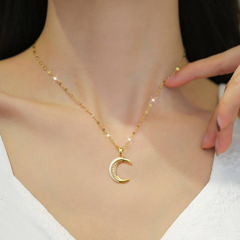 Lunar golden necklace