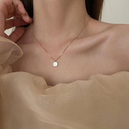 Sophie pearl necklace with golden chain