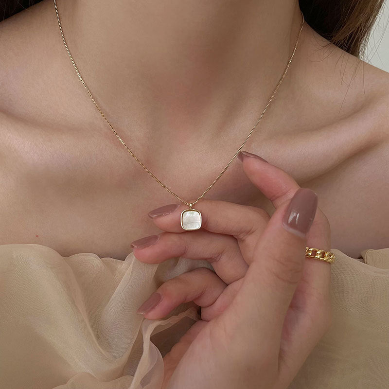 Sophie pearl necklace with golden chain