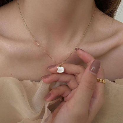 Sophie pearl necklace with golden chain