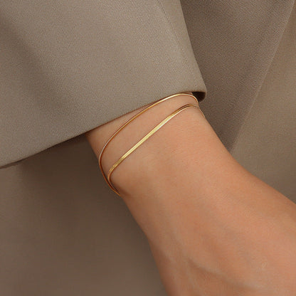 Dara golden geometric pendant