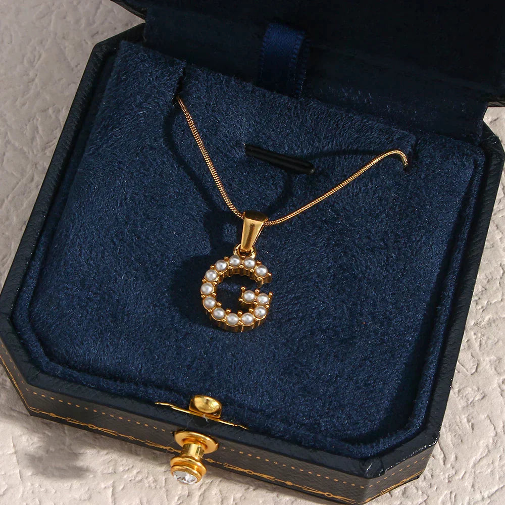 18-carat gold-plated initial necklace with precious pearls and small natural pearls