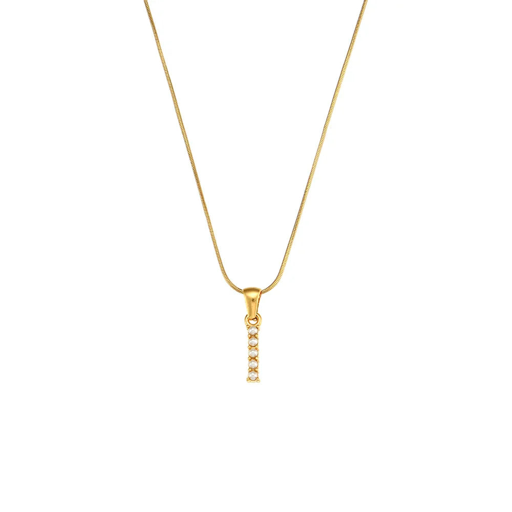 18-carat gold-plated initial necklace with precious pearls and small natural pearls