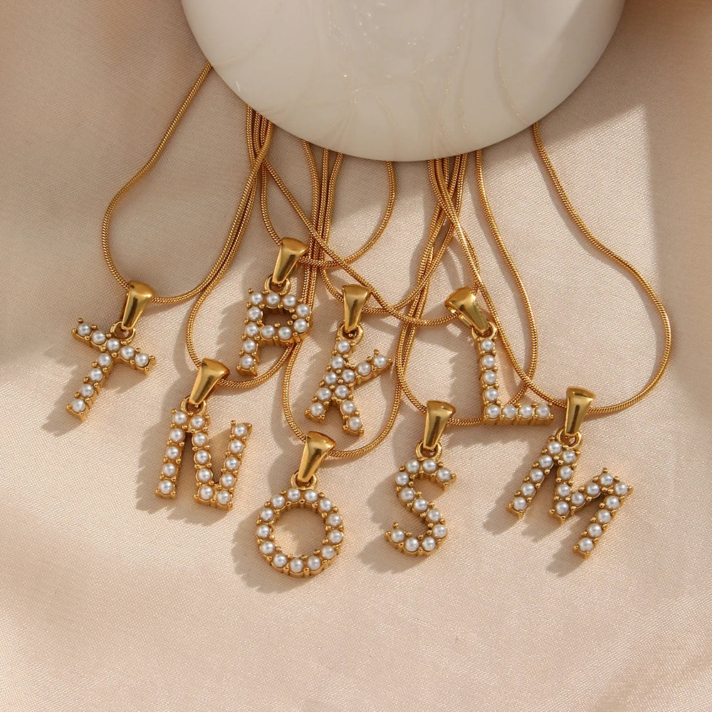 18-carat gold-plated initial necklace with precious pearls and small natural pearls