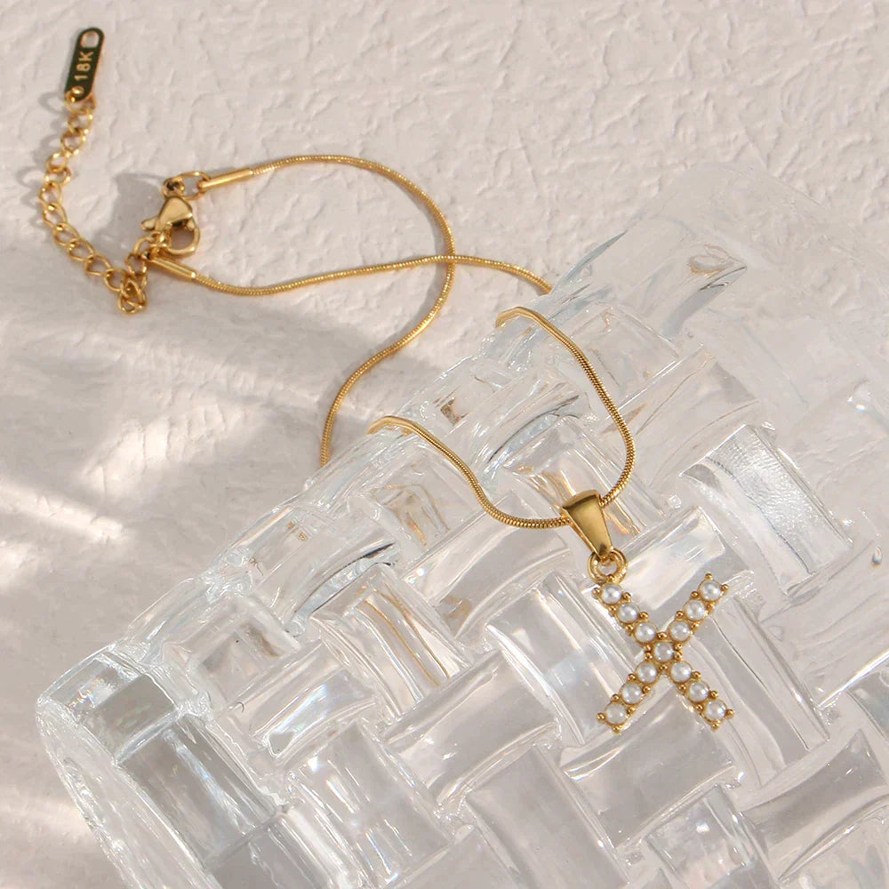 18-carat gold-plated initial necklace with precious pearls and small natural pearls