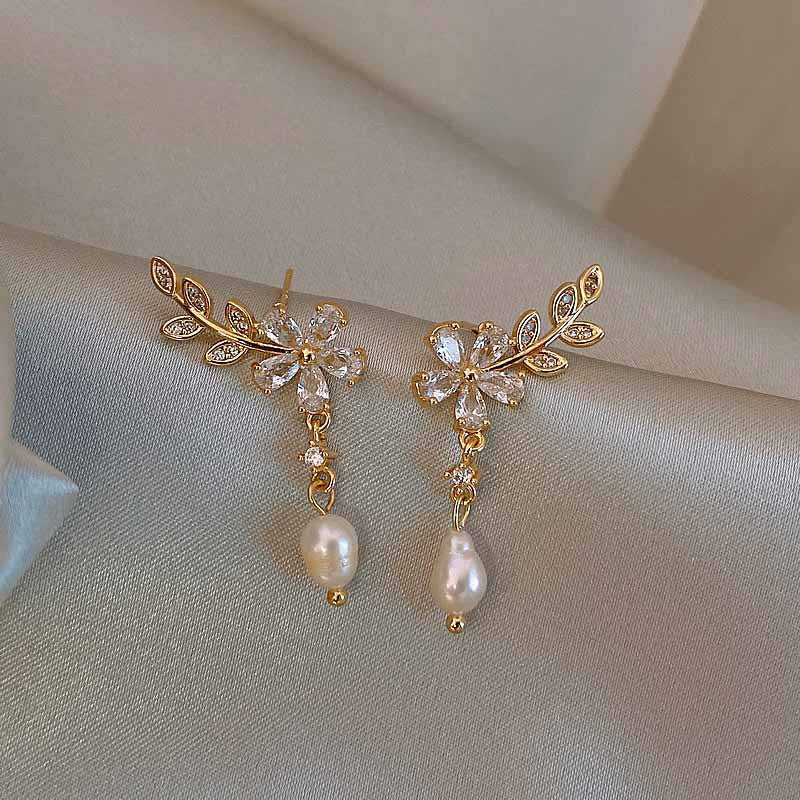 Handmade daisy earrings with pearls